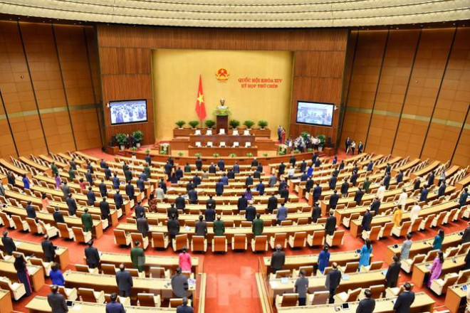 Đại dịch COVID-19 đã làm đảo lộn nhiều hoạt động, trong đó có hoạt động thường kỳ của Quốc hội. Vì chống dịch, Hội trường Diên Hồng, nơi diễn ra các phiên họp toàn thể của Quốc hội chỉ có khoảng 170 đại biểu công tác tại Hà Nội (không bao gồm các vị đại biểu thuộc đoàn Hà Nội), thay vì gần 500 đại biểu và hàng trăm khách mời như những kỳ trước 