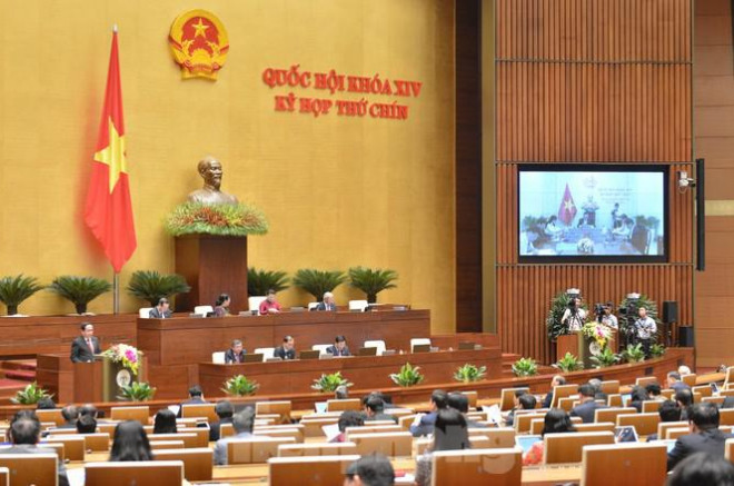 Chủ tịch Quốc hội cho biết, tại kỳ họp này, trong bối cảnh cả hệ thống chính trị, nhất là Chính phủ, các bộ, ngành đang tập trung tối đa cho công tác phòng, chống dịch, khôi phục sản xuất kinh doanh, thay vì chất vấn trực tiếp tại phiên họp toàn thể như thông lệ, các đại biểu Quốc hội sẽ gửi chất vấn bằng văn bản đến các thành viên Chính phủ, các trưởng ngành về những vấn đề mà cử tri và nhân dân quan tâm. Các văn bản chất vấn và trả lời chất vấn sẽ được tổng hợp để báo cáo Quốc hội.