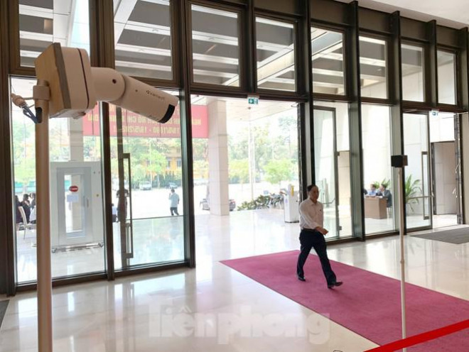 Hệ thống camera đo thân nhiệt tự động không tiếp xúc (đo từ xa với khoảng cách 2,5m - 5m) với tất cả mọi người ra vào Nhà Quốc hội.