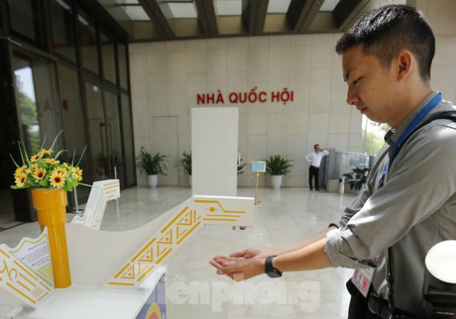 Tại kỳ họp lần này, nhân viên an ninh Nhà Quốc hội cũng nhắc nhở, yêu cầu các đại biểu và khách đến làm việc phải rửa tay, sát khuẩn, đồng thời tiến hành đo thân nhiệt khi vào Nhà Quốc hội.