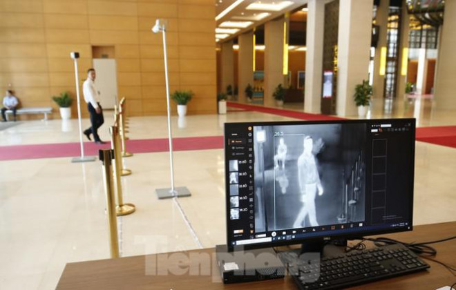 Nếu có bất kỳ trường hợp nào thân nhiệt cao từ 37,5 độ C trở lên hoặc bị sốt, hệ thống sẽ cảnh báo kịp thời để chủ động cách ly từ xa