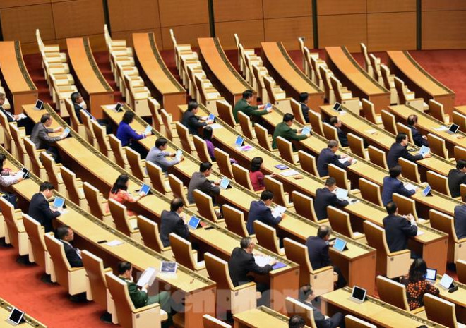 Các đại biểu ngồi họp ở Hội trường Diên Hồng ngồi cách nhau một hàng ghế.