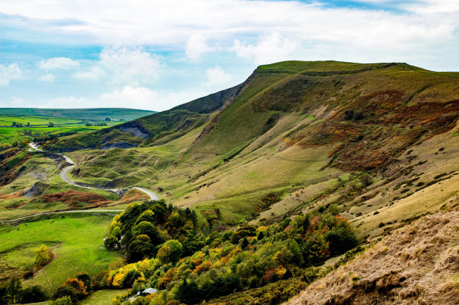 Đồi Mam Tor là một trong những đỉnh núi cao nhất tại vùng Derbyshire. Nơi đây gây ấn tượng với phong cảnh thiên nhiên tuyệt đẹp.
