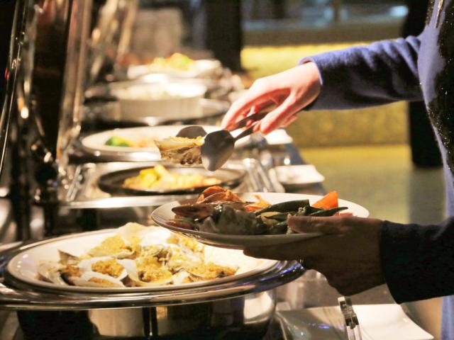 Ẩm thực - Muốn ăn toàn món ngon và lâu no, hãy tránh 5 món này khi ăn buffet