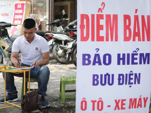 Thế giới xe - Đổ xô mua bảo hiểm xe máy để đối phó, dân buôn "cháy hàng"
