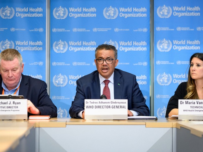 Tổng Giám đốc WHO Tedros Adhanom Ghebreyesus (giữa) trong một cuộc họp báo về tình hình COVID-19, ở TP Geneva (Thuỵ Sĩ). Ảnh: REUTERS