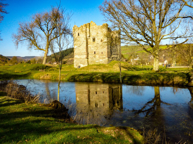 Tàn tích của lâu đài cổ Hopton ở Shropshire. Nhóm nhiếp ảnh gia Nikki Squires, Richard Clifford và John Webster đã dành tất các ngày cuối tuần trong suốt 2 năm để ghi lại hình ảnh những địa điểm có phong cảnh đẹp ở miền trung nước Anh.
