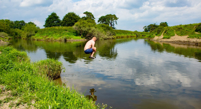 Người đàn ông nhảy tắm dưới sông Vyrnwy ở North Shropshire.
