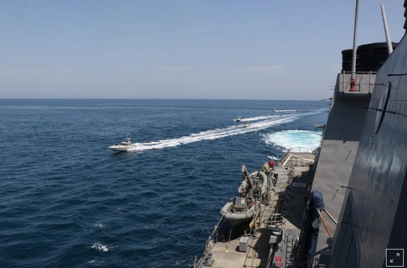 Xuồng cao tốc Iran áp sát các tàu chiến Mỹ.