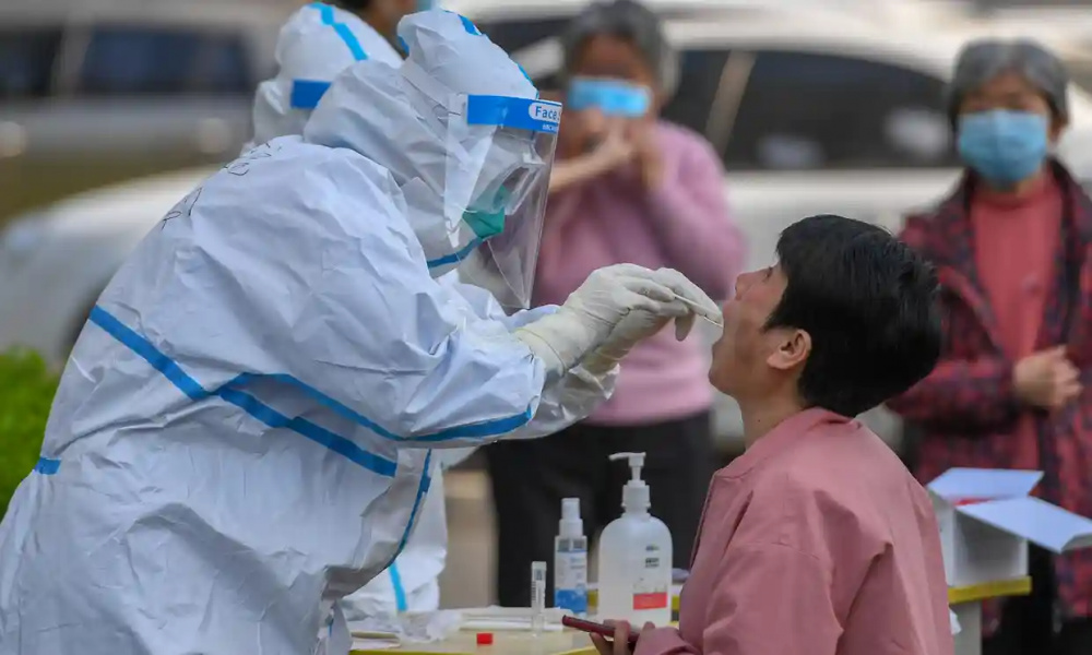 Hàng trăm người dân tại Thư Lan đã phải đi kiểm tra y tế sau khi xuất hiện nhiều trường hợp nhiễm Covid-19 mới ở thành phố này (Ảnh:Guardian)