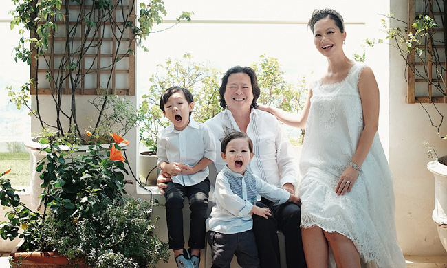 Ngoài đời, nữ diễn viên có cuộc hôn nhân hạnh phúc bên doanh nhân Calvin Tài Lâm sau khi ly hôn đạo diễn Ngô Quang Hải. Hiện cô có ba người con.

