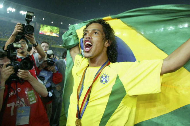 Chuyển nhượng siêu tưởng: Nếu Ronaldinho gia nhập MU, Ronaldo sẽ ra sao? - 1