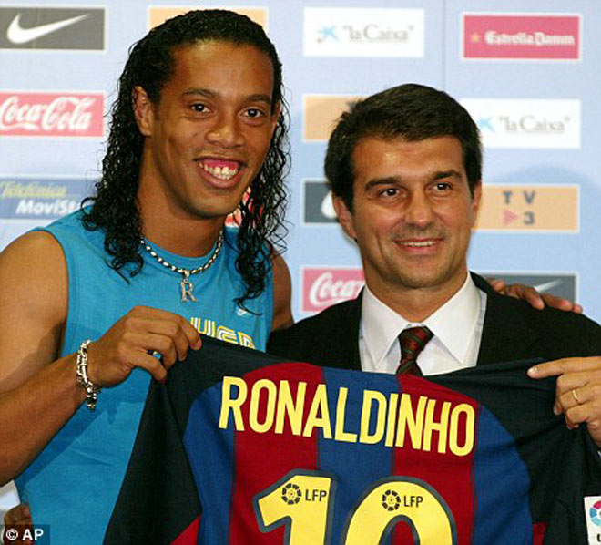 Chuyển nhượng siêu tưởng: Nếu Ronaldinho gia nhập MU, Ronaldo sẽ ra sao? - 2