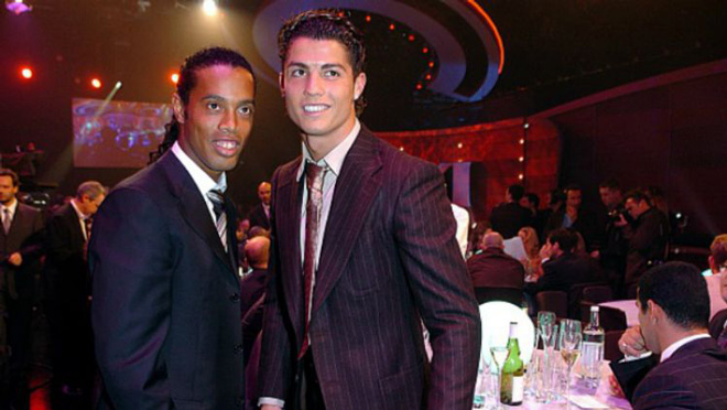 Chuyển nhượng siêu tưởng: Nếu Ronaldinho gia nhập MU, Ronaldo sẽ ra sao? - 4