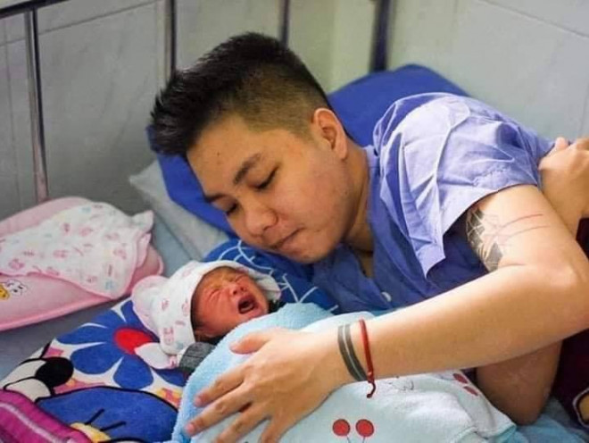 Minh Khang đã trở thành "người đàn ông" đầu tiên ở Việt Nam mang bầu và sinh con thành công bằng phương pháp sinh thường.
