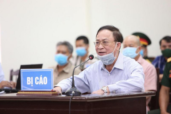 Cựu thứ trưởng Bộ Quốc phòng Nguyễn Văn Hiến tại tòa. Ảnh: A.LÚY