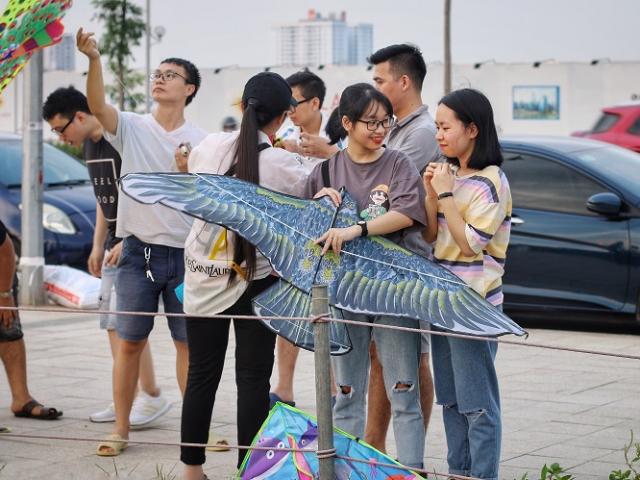 Đứng bán diều nửa buổi chiều, tiểu thương kiếm tiền đủ sống cả tuần