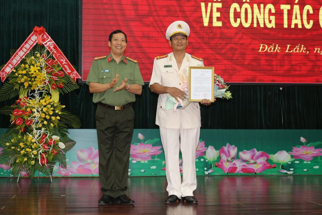 Đại tá Lê Văn Tuyến trao quyết định điều động, bổ nhiệm chức vụ Phó Giám đốc Công an tỉnh Đắk Lắk cho Đại tá Phạm Tiến Triệu.