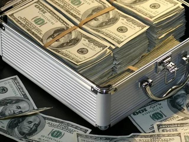 Phi thường - kỳ quặc - Phát hiện vật lạ chắn giữa đường, mở ra thấy toàn tiền mặt gần 1 triệu USD