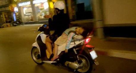 Từ những cái chết của trẻ khi đưa đón bằng xe máy, cảnh báo điều cha mẹ nhất định cần nằm lòng - 2