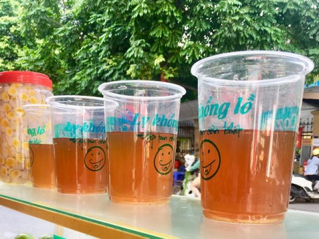 Thị trường - Tiêu dùng - Có gì bên trong ly trà tắc “khổng lồ” giá rẻ bán đầy vỉa hè Hà Nội ngày nóng?