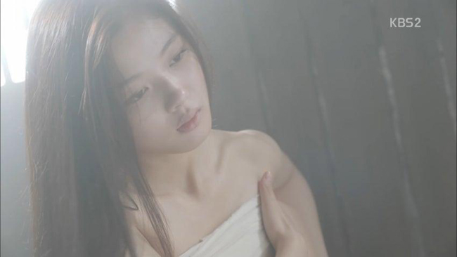 Năm 2016, bộ phim "Mây họa ánh trăng" do Kim Yoo Jung đóng vai nữ chính tạo nên cơn sốt với rating trung bình 17%. Tuy nhiên đây cũng là tác phẩm khiến nữ diễn viên và nhà sản xuất phải nhận án phạt.
