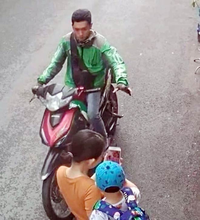 Đối tượng mặc đồng phục GrabBike áp sát giật điện thoại của người phụ nữ