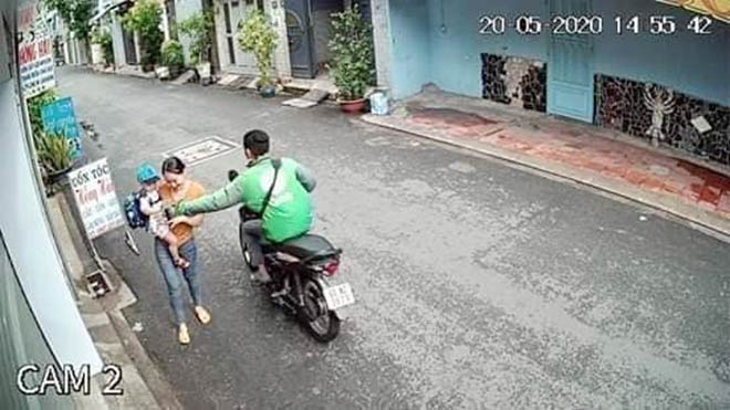 Sau khi cướp được điện thoại, đối tượng tăng ga tẩu thoát