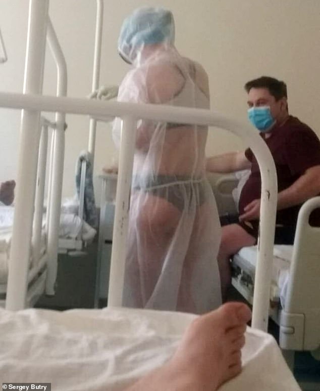 Hình ảnh nữ y tá chỉ mặc nội y dưới lớp áo choàng bảo hộ được các bệnh nhân chụp lại. Ảnh: Sergey Butry
