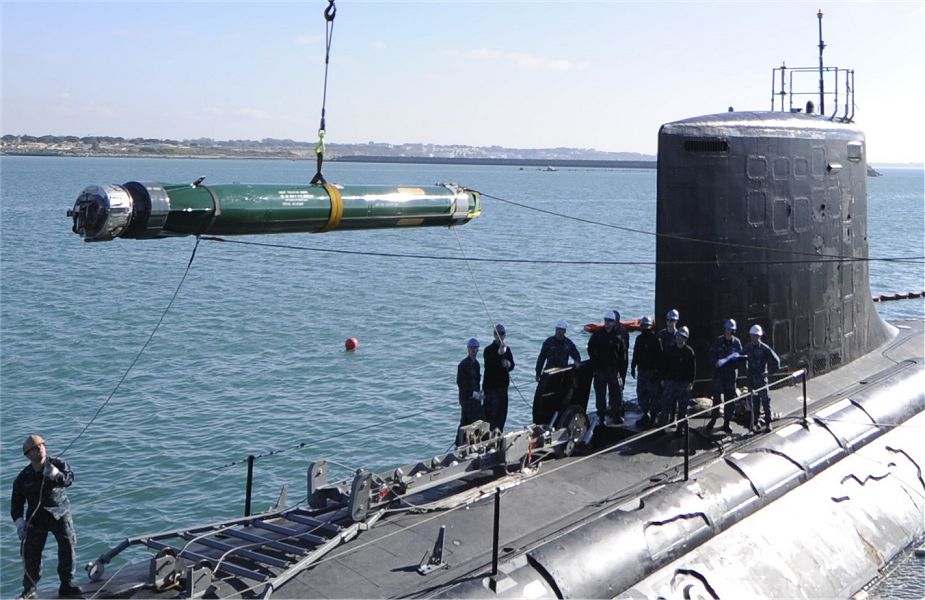 Ngư lôi Mark 48 được đưa lên tàu ngầm hạt nhân USS California.