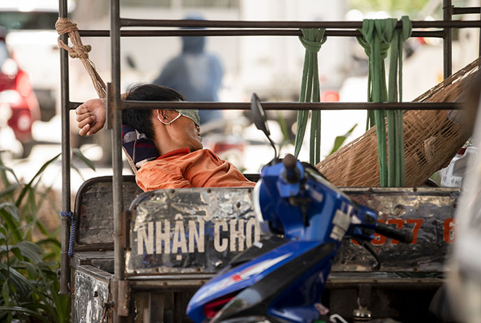 Giữa sức nóng chạm ngưỡng 40 độ C, những nơi mát mẻ là địa điểm lý tưởng để người lao động nghỉ ngơi.