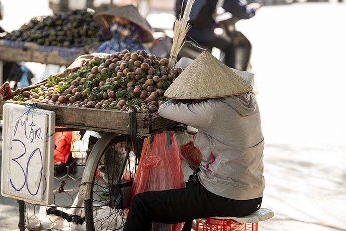 Rất nhiều người phụ nữ phải bươn chải, mưu sinh dưới trời nắng gắt