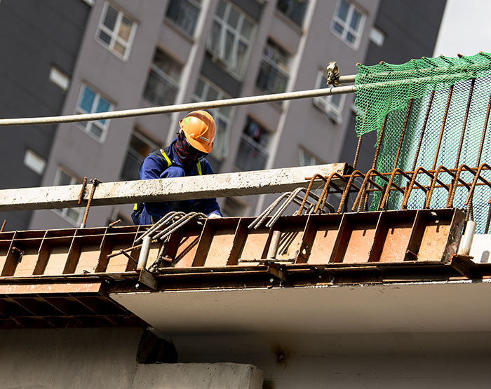 Công nhân làm việc dưới cái nắng như thiêu như đốt