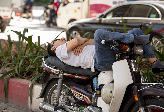 Người lao động "săn" bóng râm trốn cái nắng như thiêu như đốt ở Hà Nội - 5