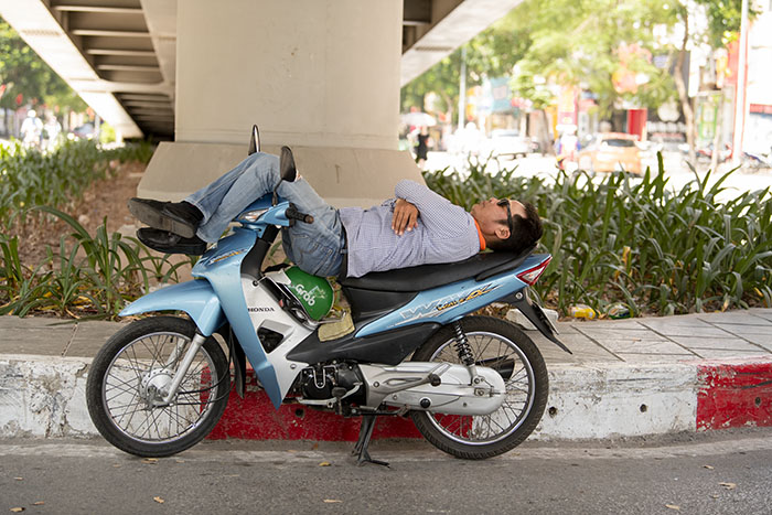 Cái nóng như thiêu như đốt khiến ai cũng cảm thấy mệt mỏi.