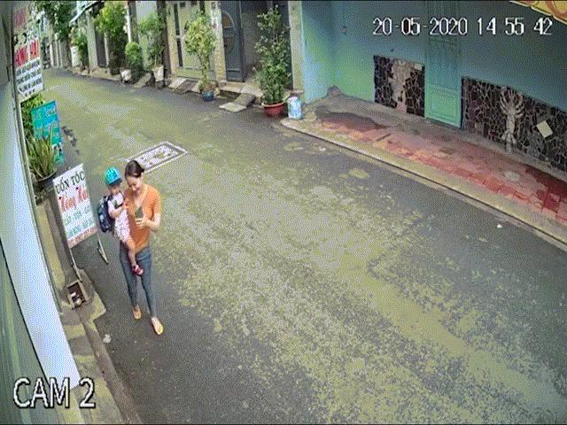 Pháp luật - Clip: Tài xế GrabBike giật điện thoại của người phụ nữ đang bồng con nhỏ