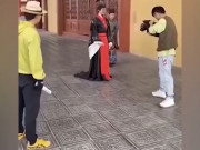 Cười ngả nghiêng với sự cố hài hước sau hậu trường quay phim