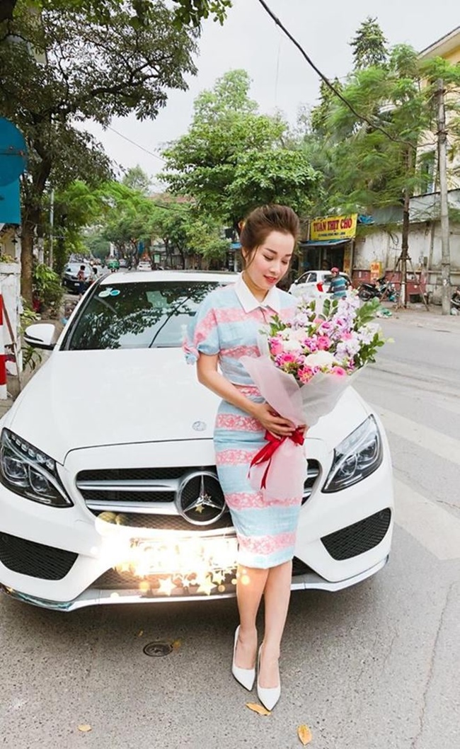 Nữ MC khoe dáng bên chiếc xế hộp tiền tỷ. Trên trang cá nhân, Minh Hương thường xuyên chia sẻ hình ảnh cuộc sống cá nhân và công việc.
