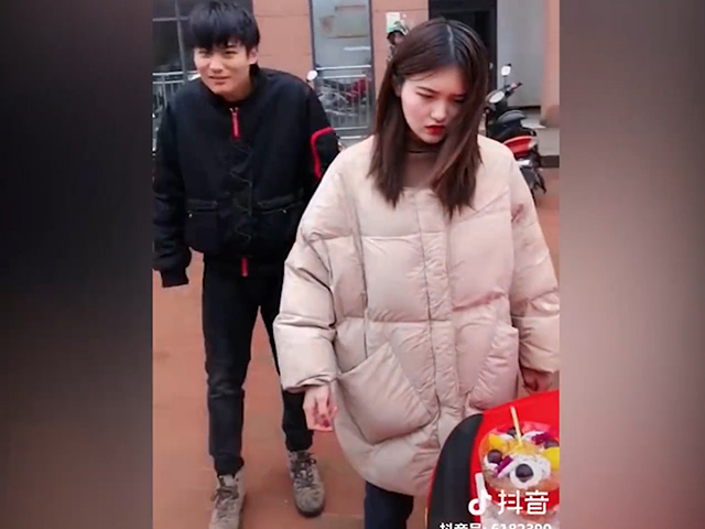 Video Clip Cười - Tặng quà vợ theo phong cách của anh chồng "lầy lội"