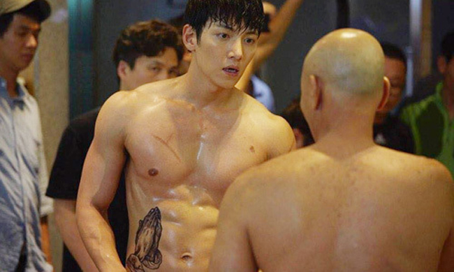 Trong phân cảnh này, nam chính Kim Je Ha (Ji Chang Wook) đã có một cuộc ẩu đả với nhiều đàn ông khác ngay trong phòng tắm công cộng.
