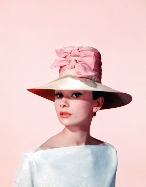 Tips mặc đẹp bất biến từ "tượng đài sắc đẹp" Audrey Hepburn - 1
