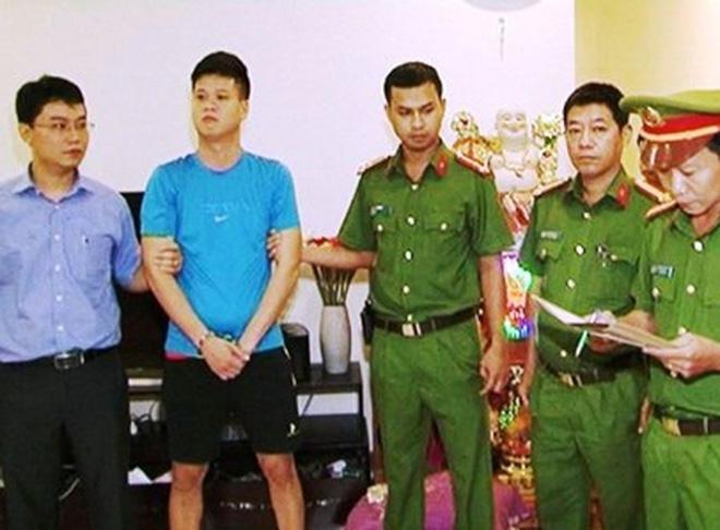 Năm 2016, Quang (áo xanh) bị bắt vì cầm đầu đường dây cá độ 200 tỷ đồng.