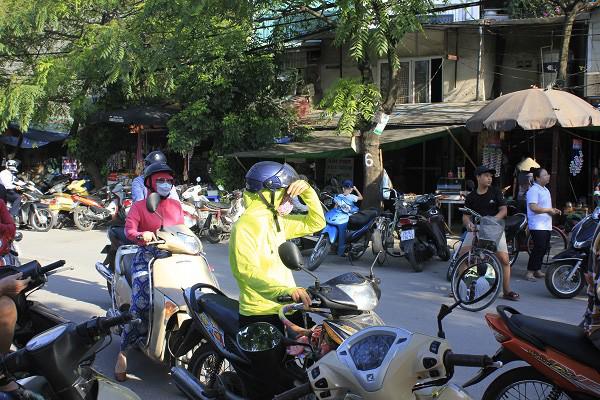 Nắng gắt, nhiệt độ lên tới khoảng 40 độ vào lúc 16h00, thời điểm học sinh tan học.