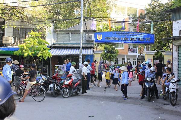 Thấp thỏm chờ con tan học để đưa về nhà tránh nắng nóng.