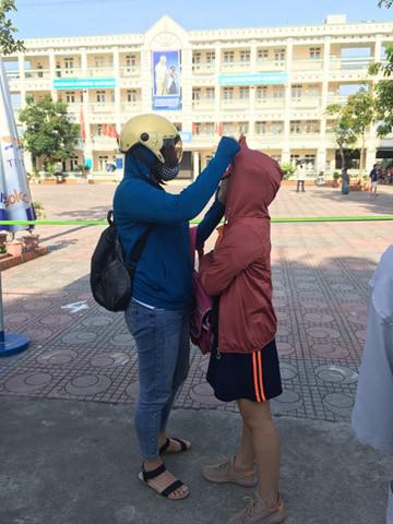 Một số phụ huynh cho rằng tan học vào lúc 16h00 - 16h30 là quá sớm.