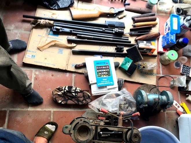 Số phụ kiện súng mà Công an thu được khi khám nhà đối tượng Dũng và Đức.