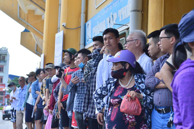 Hàng ngàn CĐV chen nhau mua vé trận Nam Định - HAGL: Fan Ngoại hạng Anh cũng phải mơ - 2