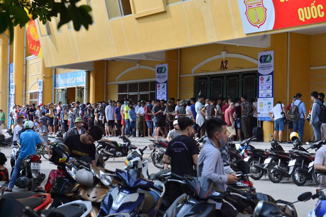 Hàng ngàn CĐV chen nhau mua vé trận Nam Định - HAGL: Fan Ngoại hạng Anh cũng phải mơ - 3