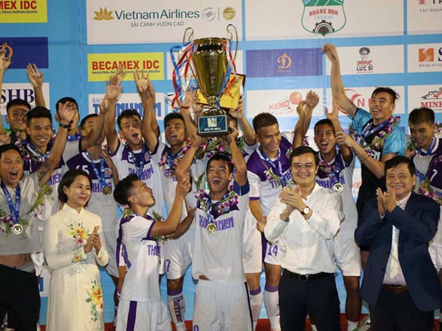 Bóng đá - Từ chuyện bầu Hiển tặng cả đội bóng