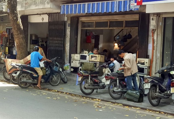 Một cửa hàng sửa chữa điện lạnh nổi tiếng trên phố Lý Nam Đế